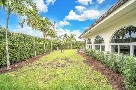Exterior - 18100 NW 83rd Ave, Hialeah, FL 33015 photo 4 of 7