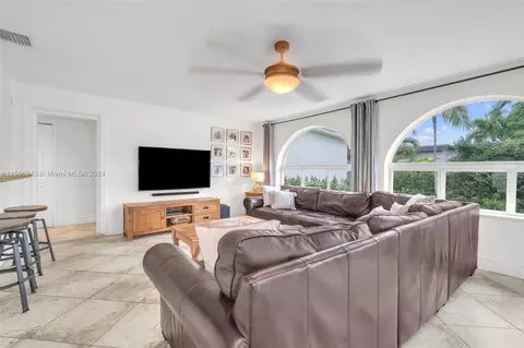 Living - 18100 NW 83rd Ave, Hialeah, FL 33015 photo 3 of 3