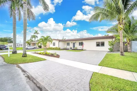 Exterior - 18100 NW 83rd Ave, Hialeah, FL 33015 photo 5 of 7