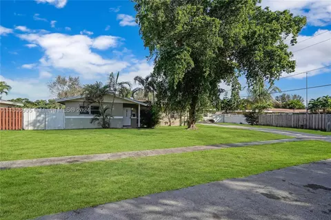 882 Camellia Ct, Plantation, FL 33317