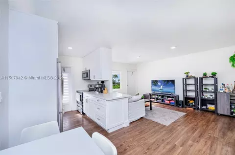 95 Edgewater Dr #107, Coral Gables, FL 33133
