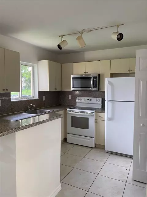 1261 SE 27th St #106, Homestead, FL 33035