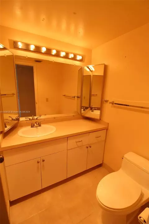 Bath - 2501 Brickell Ave #1008, Miami, FL 33129 photo 1 of 4