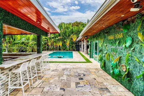 7260 SW 23rd St, Miami, FL 33155