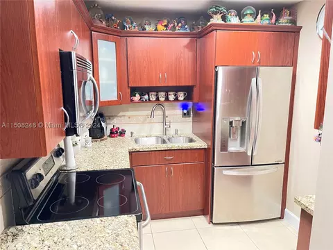 9405 SW 76th St #Y12, Miami, FL 33173