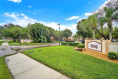 549 Racquet Club Rd #31, Weston, FL 33326
