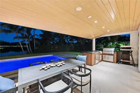 Exterior - 16020 E Troon Cir, Miami Lakes, FL 33014 photo 5 of 14