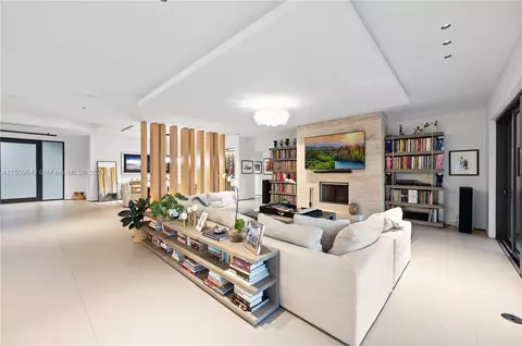 Living - 16020 E Troon Cir, Miami Lakes, FL 33014 photo 2 of 4