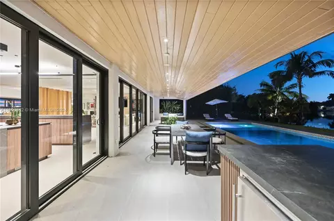 Exterior - 16020 E Troon Cir, Miami Lakes, FL 33014 photo 6 of 14