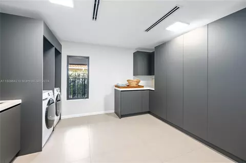 Kitchen - 16020 E Troon Cir, Miami Lakes, FL 33014 photo 5 of 6