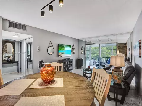 5003 NW 35th St #611, Lauderdale Lakes, FL 33319