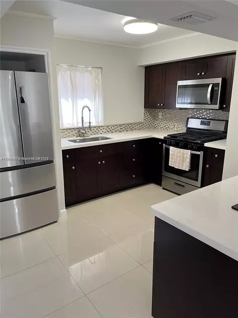 6647 SW 112th Ct, Miami, FL 33173