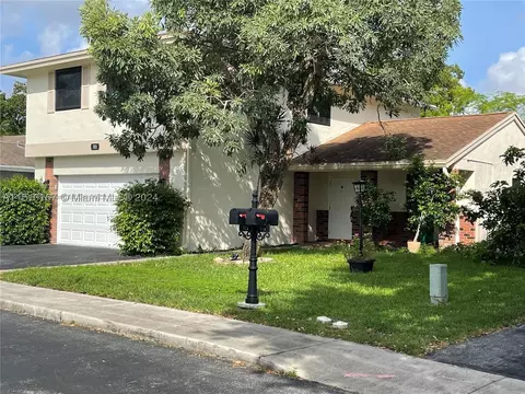 521 Mulberry Ln, Davie, FL 33325