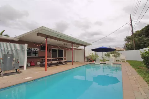 8610 NW 11th Ct, Pembroke Pines, FL 33024