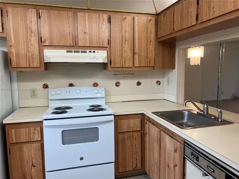 10331 Sunrise Lakes Blvd #306, Sunrise, FL 33322