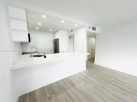 345 Ocean Dr #610, Miami Beach, FL 33139
