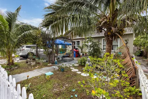 626 S Pine St, Lake Worth, FL 33460