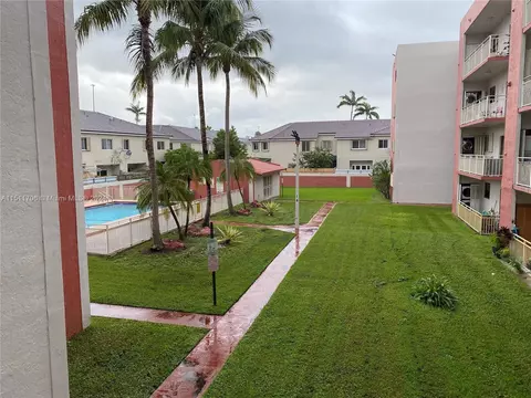 8425 NW 8th St #202, Miami, FL 33126