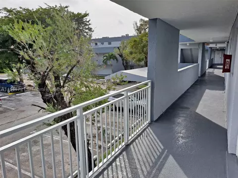 9371 Fontainebleau Blvd #I220, Miami, FL 33172