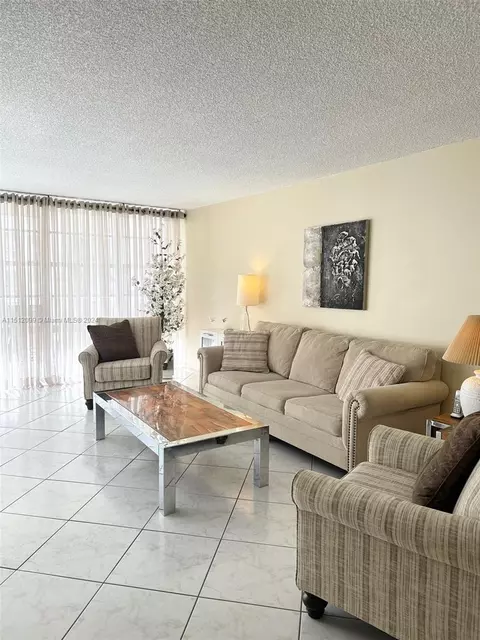 231 174th St #811, Sunny Isles Beach, FL 33160