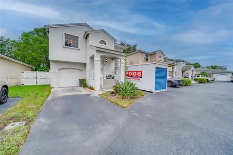 9863 NW 2nd St, Plantation, FL 33324