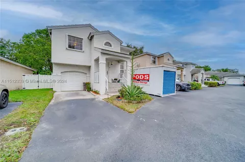 9863 NW 2nd St, Plantation, FL 33324