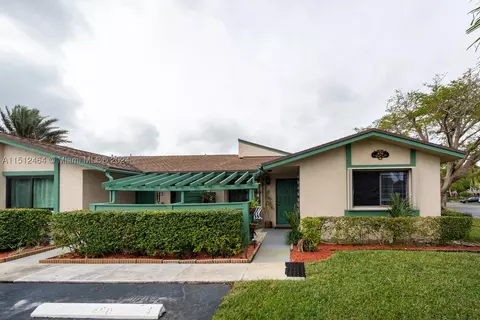 450 Lakeview Dr #4, Weston, FL 33326