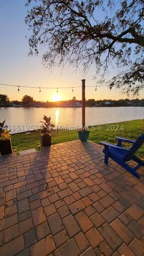 810 Banks Rd, Coconut Creek, FL 33063