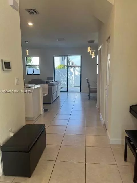 10820 W 33rd Way, Hialeah, FL 33018 photo 2