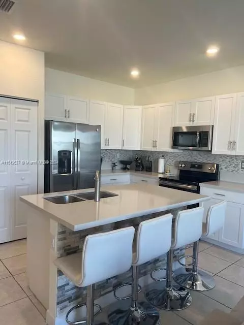 10820 W 33rd Way, Hialeah, FL 33018 photo 4