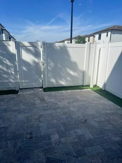 10820 W 33rd Way, Hialeah, FL 33018 photo 9