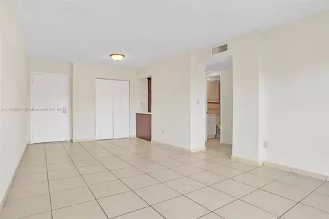 8889 Fontainebleau Blvd #401, Miami, FL 33172