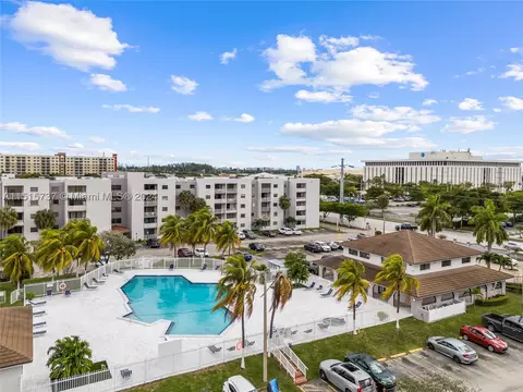8075 NW 7th St #317, Miami, FL 33126
