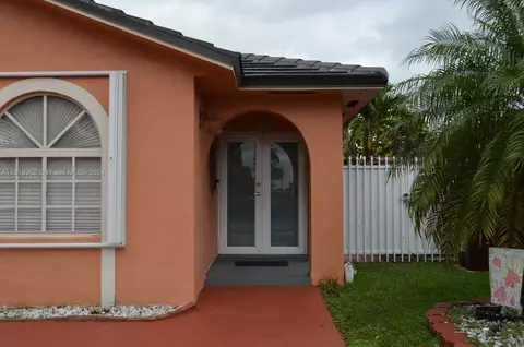 3207 W 70th St, Hialeah, FL 33018 photo 2