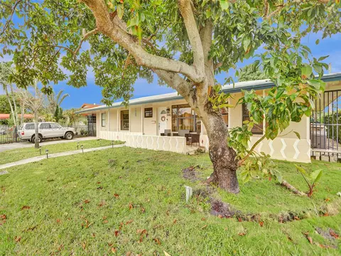 9945 SW 164th Ter, Miami, FL 33157