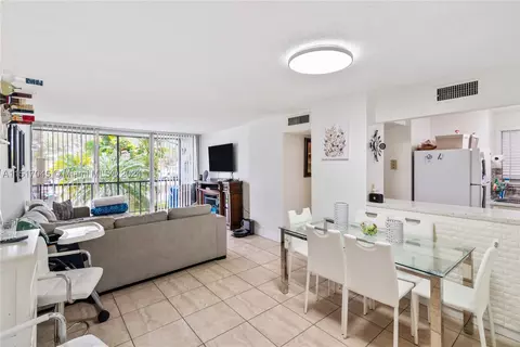 210 Fontainebleau Blvd #206, Miami, FL 33172