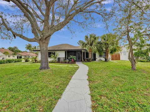 653 Ibis Dr, Delray Beach, FL 33444