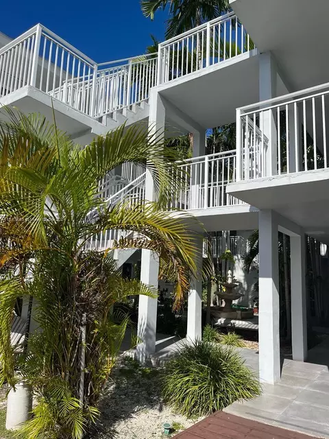 2430 NE 135th St #102, North Miami, FL 33181