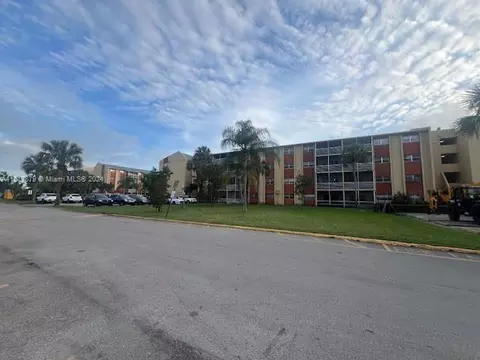 3700 NW 21st St #410, Lauderdale Lakes, FL 33311