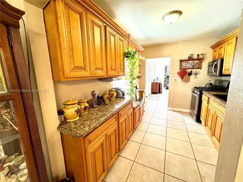 821 E 16th Pl, Hialeah, FL 33010 photo 5