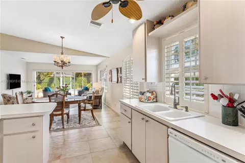 Kitchen - 256 Brier Cir, Jupiter, FL 33458 photo 4 of 4
