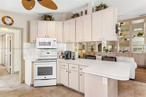 Kitchen - 256 Brier Cir, Jupiter, FL 33458 photo 3 of 4