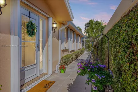 Exterior - 256 Brier Cir, Jupiter, FL 33458 photo 4 of 20