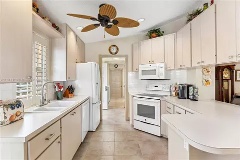 Kitchen - 256 Brier Cir, Jupiter, FL 33458 photo 2 of 4