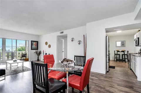 4330 Hillcrest Dr #306, Hollywood, FL 33021