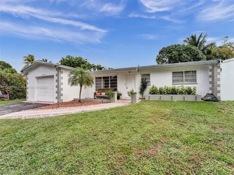 811 NW 93rd Ter, Pembroke Pines, FL 33024