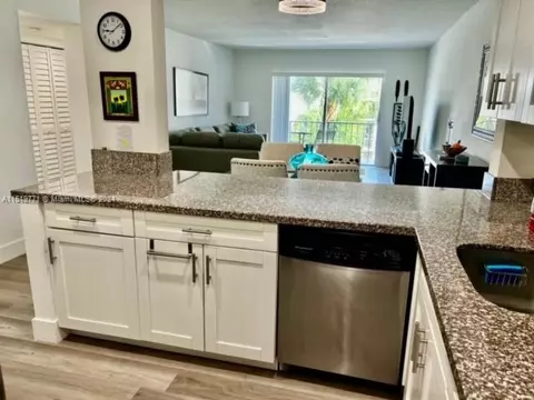 6902 N Kendall Dr #E304, Pinecrest, FL 33156