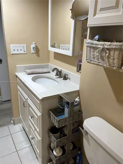 Bath - 5463 SE Miles Grant Rd #B211, Stuart, FL 34997 photo 5 of 5