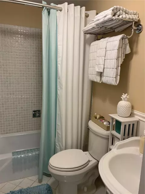 Bath - 5463 SE Miles Grant Rd #B211, Stuart, FL 34997 photo 2 of 5