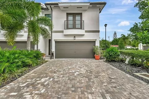 4431 N Aqua Bella Ln, Fort Lauderdale, FL 33312